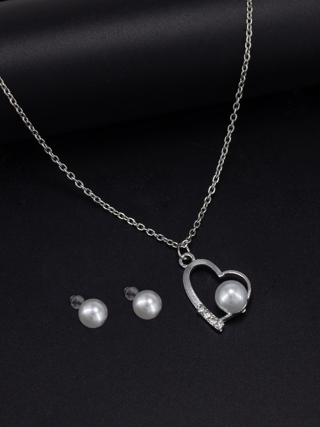 Silver Plated Pearl & Heart Shaped Pendant & Studs Set